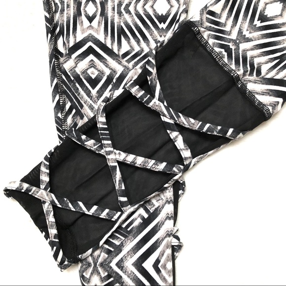 NWT Super Soft Black & White Leggings with Mesh & Crisscross Straps SIZE M - Picture 8 of 10